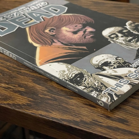 {EXCELLENT} [Image Comics] {The Walking Dead Comic Series Volume 6} - Picture 4 of 5